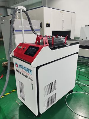 IEC60204 220V 8m हैंडहेल्ड लेजर वेल्डर एडजस्टेबल स्पॉट 6 मोड