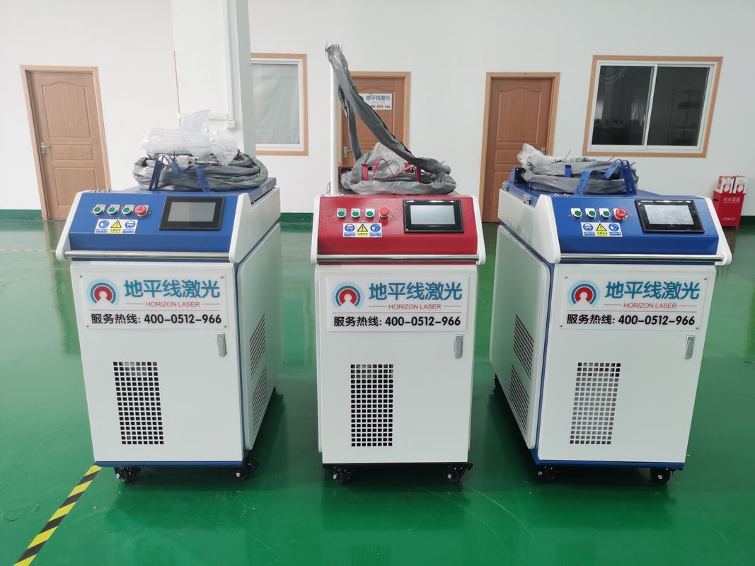 चिलर के साथ 1080 एनएम सीडब्ल्यू हैंडहेल्ड लेजर वेल्डिंग मशीन 1500W सीई