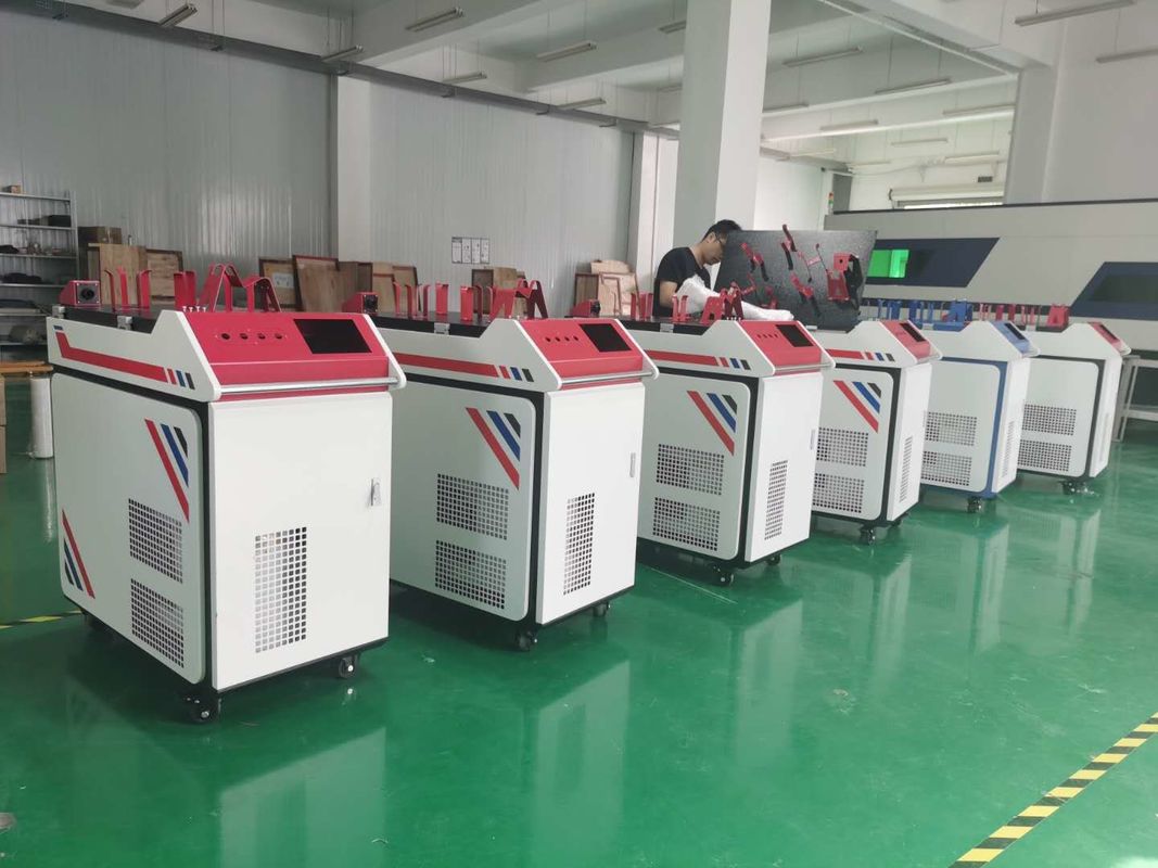 हैंडहेल्ड 1000W 1080nm IPG MAX लेजर वेल्डिंग मशीन CW IEC60204
