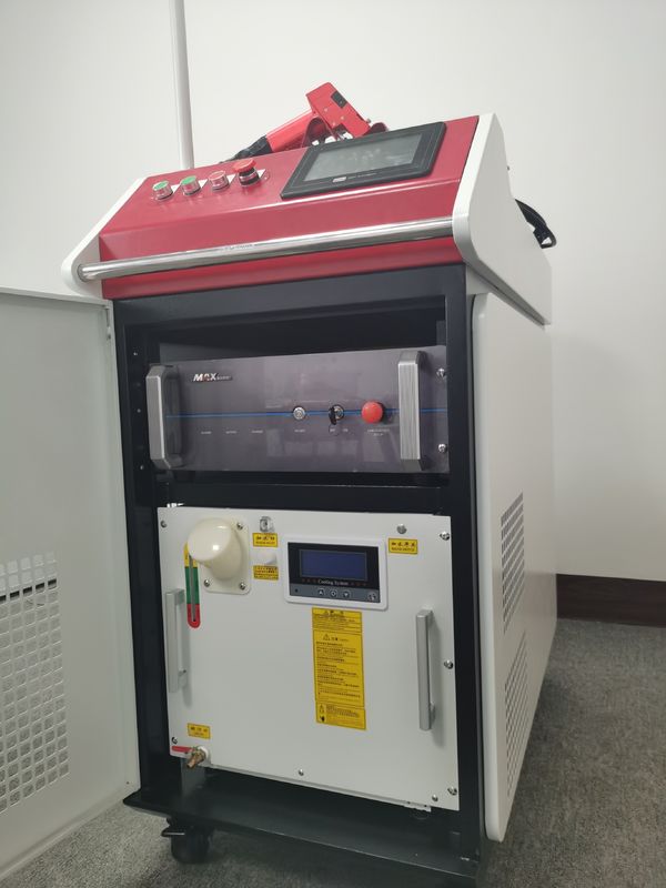 वाटर कूलिंग 50HZ 6 मिमी हैंडहेल्ड लेजर वेल्डर 120 मिमी / एस IEC60825