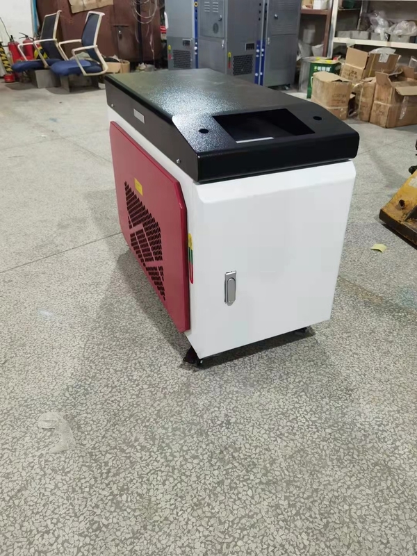 धातु के लिए आधा वजन स्वचालित लेजर वेल्डर 220V 1500W